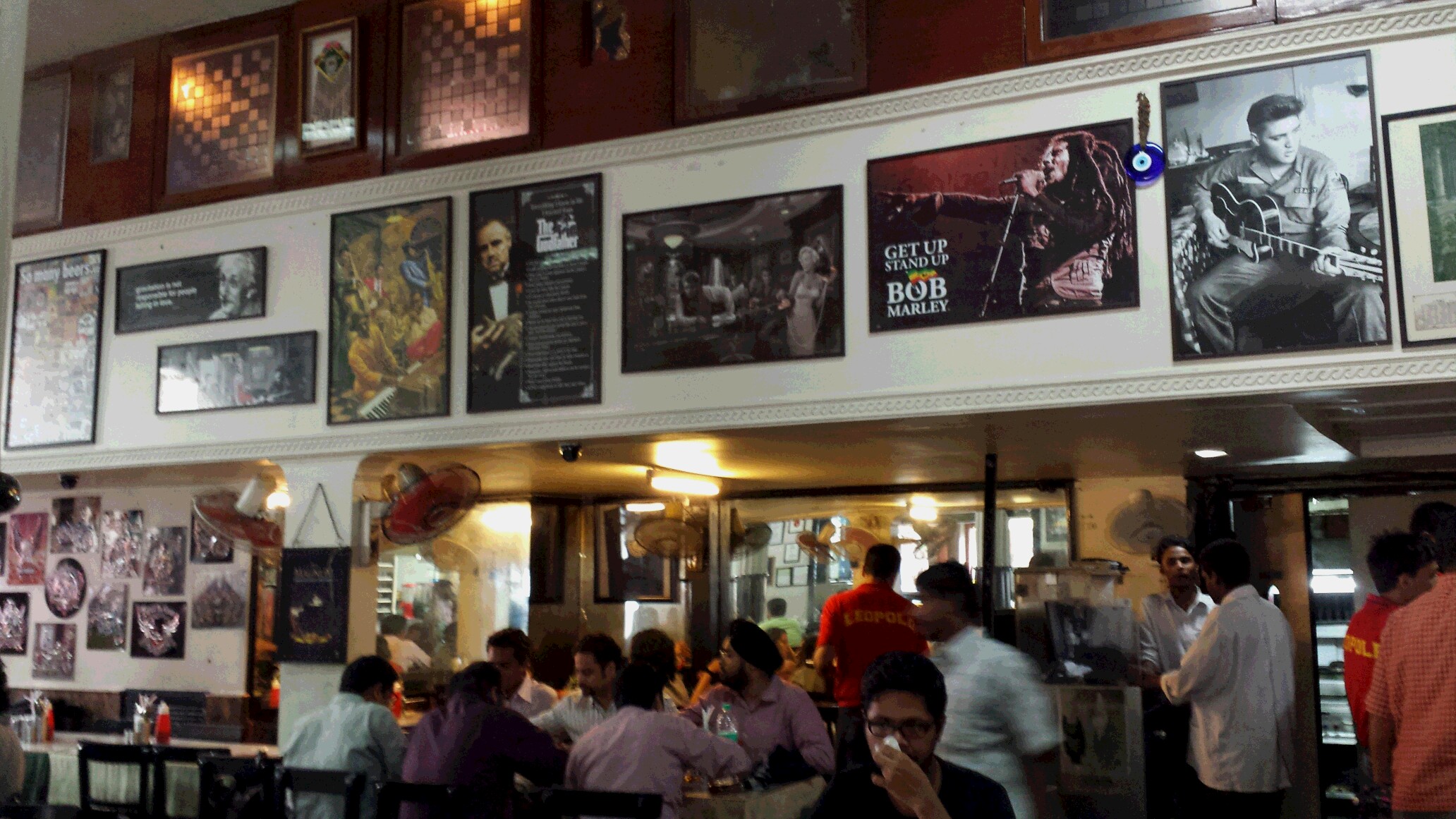 ムンバイ　レオポルド店内